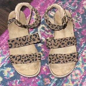 UNIVERSAL thread platform sandals